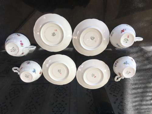 Set of 4 Delightful Old Italian Richard Ginori Designer of Fine China Petite Cups & Saucer. Mint