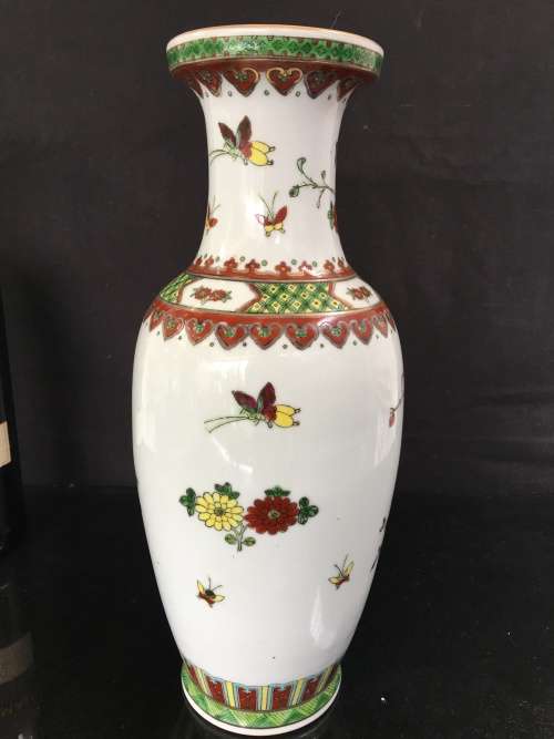 Lovely Large Vintage Chinese Zhongguo Jingdezhen Zhi Marked Floral & Insects Painted Vase