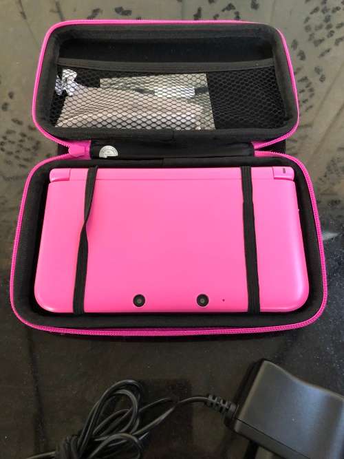 WOW !! NINTENDO 3DS XL GAME CONSOLE IN PROTECTIVE CASE WITH CHARGER IN FULL WORKING ORDER