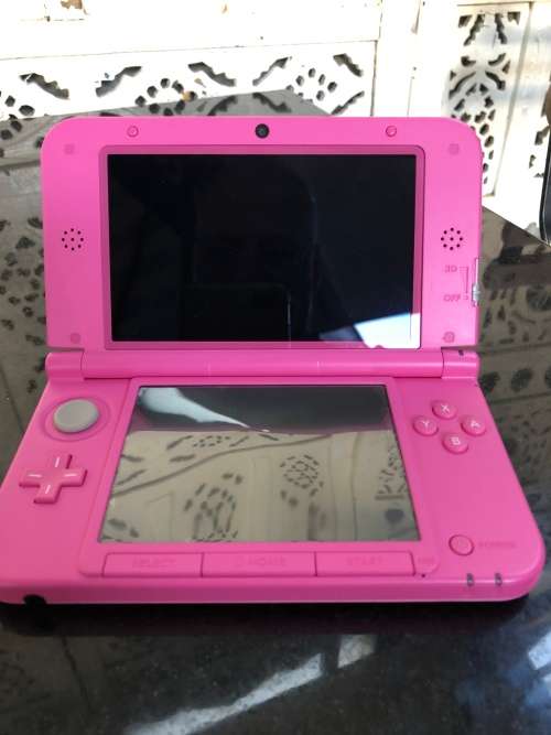 WOW !! NINTENDO 3DS XL GAME CONSOLE IN PROTECTIVE CASE WITH CHARGER IN FULL WORKING ORDER