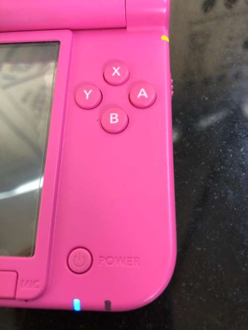 WOW !! NINTENDO 3DS XL GAME CONSOLE IN PROTECTIVE CASE WITH CHARGER IN FULL WORKING ORDER