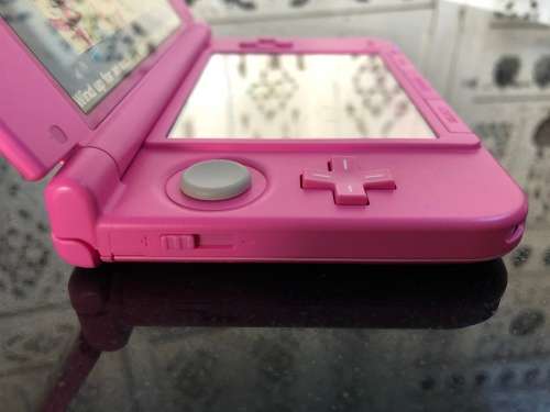 WOW !! NINTENDO 3DS XL GAME CONSOLE IN PROTECTIVE CASE WITH CHARGER IN FULL WORKING ORDER