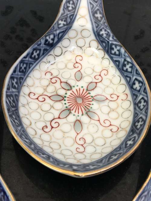 Old Chinese Rice Grain Pattern c1960s Decorated in HongKong marked Serving Spoon & 6 Std Size Spoons