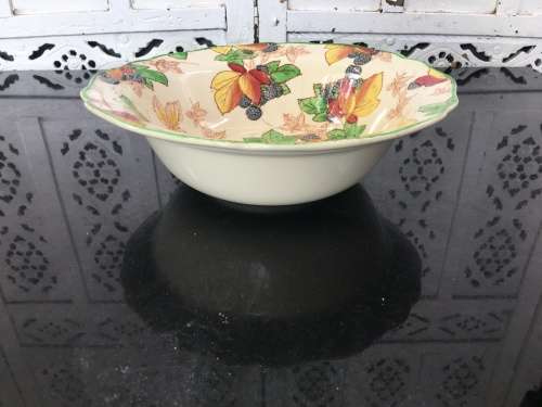 Lovely Rare "BlackBerry" Royal Doulton England Scalloped Salad Bowl D5698. 24 cm