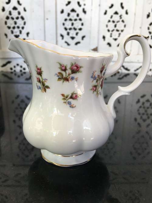 Delightful Vintage c1975-1997 Royal Albert "WINSOME" Bone China England, Creamer 300ml