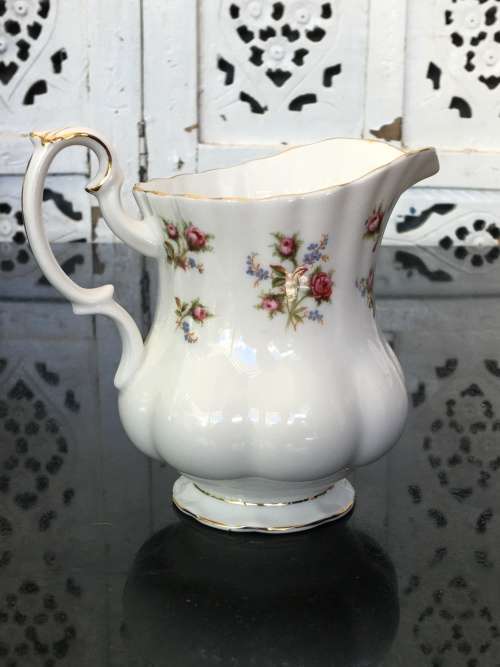 Delightful Vintage c1975-1997 Royal Albert "WINSOME" Bone China England, Creamer 300ml