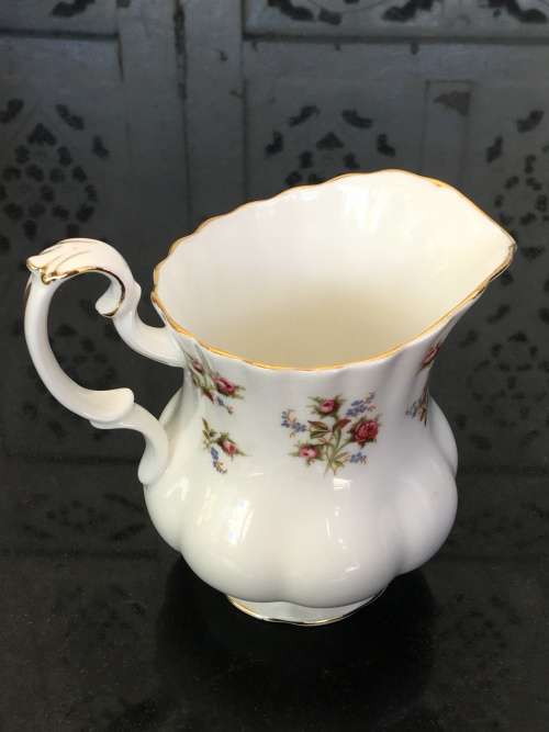 Delightful Vintage c1975-1997 Royal Albert "WINSOME" Bone China England, Creamer 300ml