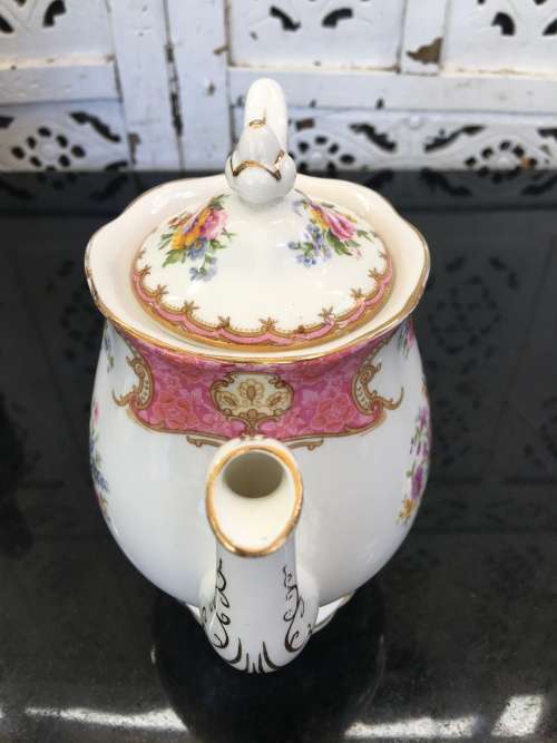 Delightful Vintage "Lady Carlyle" c1944-1950 Date Stamp Royal Albert Bone China England Tea Pot