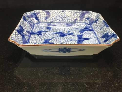 Beautiful Japanese Kozan Gama(Kiln ) Thousand Cranes high Gloss Scalloped Porcelain Dish