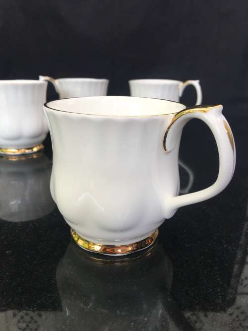 4 x  Classic Gold & White Val'd'Or Royal Albert Bone China England, Porcelain Coffee Cups.