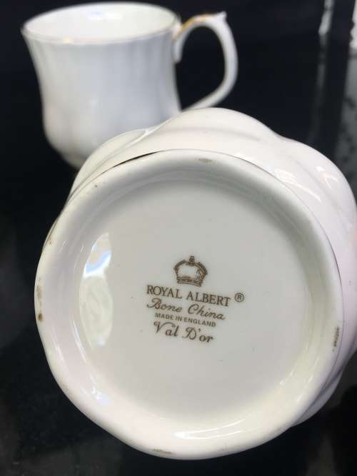4 x  Classic Gold & White Val'd'Or Royal Albert Bone China England, Porcelain Coffee Cups.