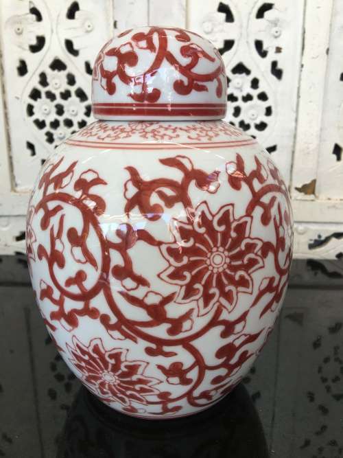 A Lovely Chinese Porcelain Hand Painted Red 20 cm Lidded Ginger Jar