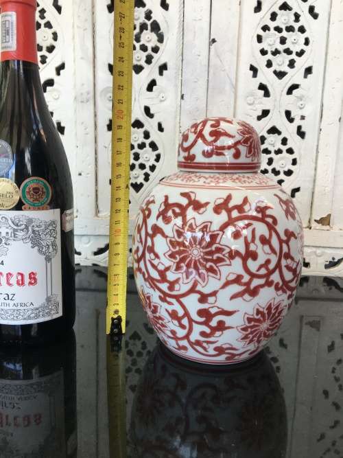 A Lovely Chinese Porcelain Hand Painted Red 20 cm Lidded Ginger Jar