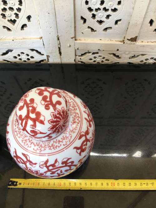 A Lovely Chinese Porcelain Hand Painted Red 20 cm Lidded Ginger Jar