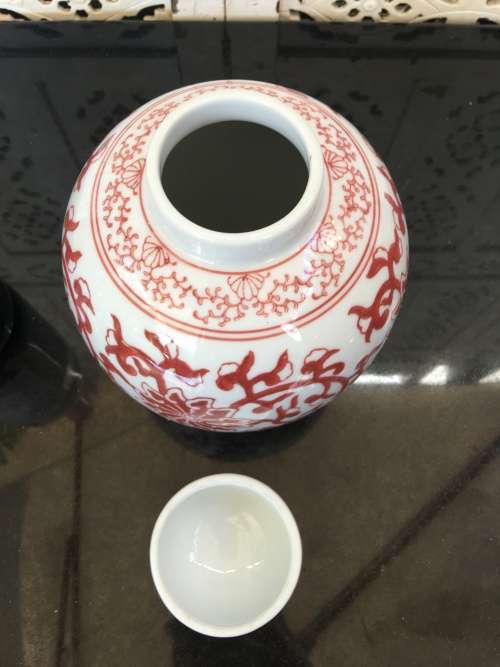 A Lovely Chinese Porcelain Hand Painted Red 20 cm Lidded Ginger Jar