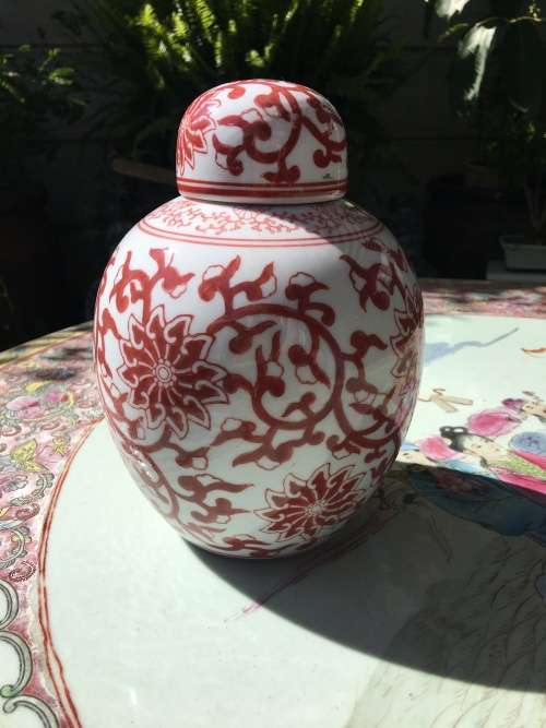 A Lovely Chinese Porcelain Hand Painted Red 20 cm Lidded Ginger Jar
