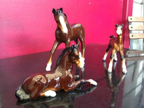 A Lovely Set of 3 Vintage Vermont Styled Sticker marked Porcelain Horse Figurines. No Damage