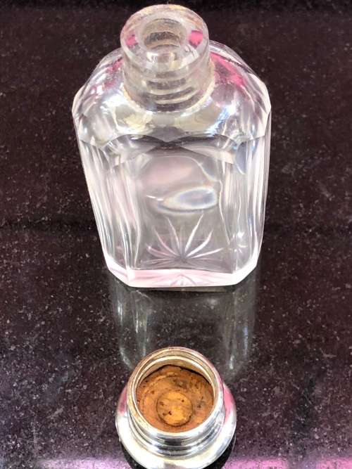 ANTIQUE HALLMARKED STERLING SILVER TOPPED CRYSTAL SCENT BOTTLE - W. GRIFFITHS BIRMINGHAM  - c1916