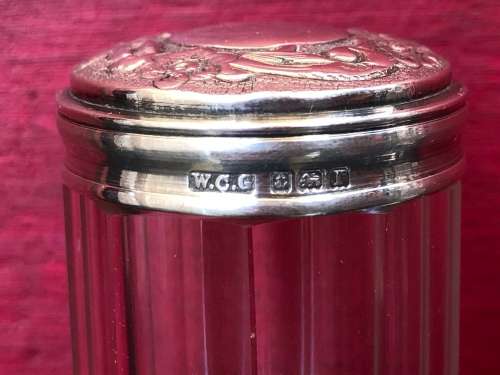 ANTIQUE HALLMARKED STERLING SILVER TOPPED CRYSTAL SCENT BOTTLE - W. GRIFFITHS BIRMINGHAM  - c1916