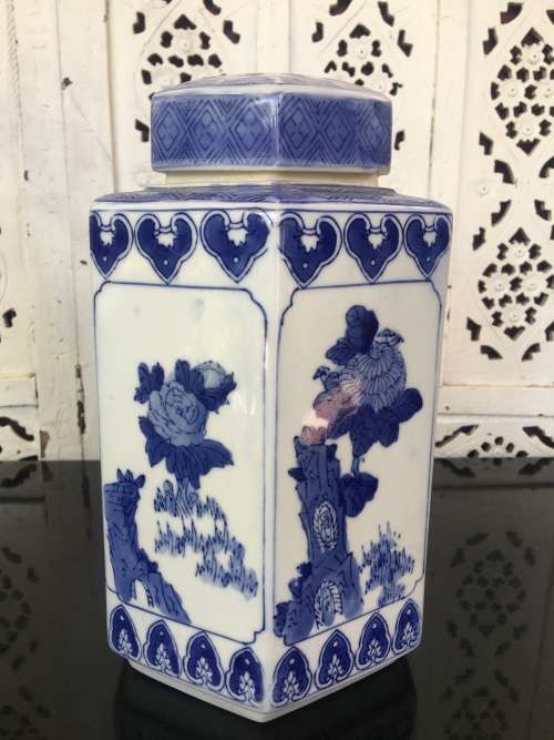 A Extra Large Chinese Blue & White Landscape & Floral Hand Painted U/G Storage Jar