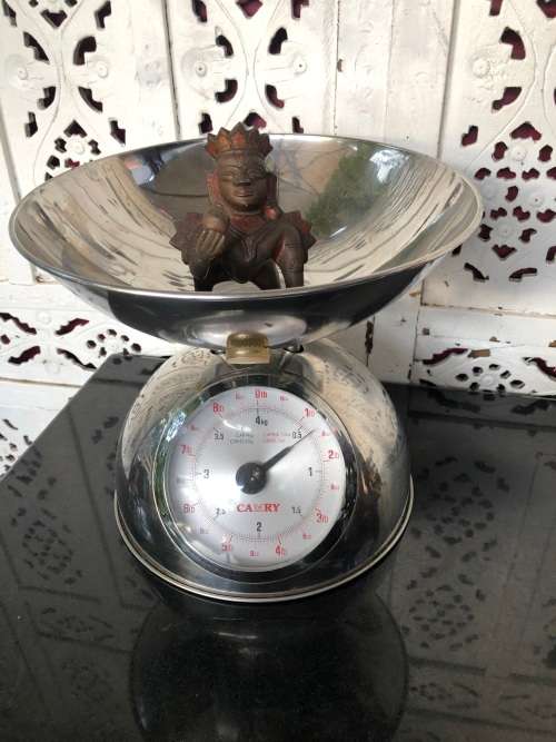 STUNNING ANTIQUE (ANCIENT) INDIAN BRONZE KINARI FIGURINE  WITH RED PAINTED FIELDS - VALUE R3000