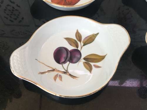 Lot of 4 Royal Worcester Made In England Double Handle Fireproof Bowls