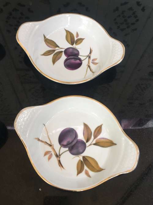 Lot of 4 Royal Worcester Made In England Double Handle Fireproof Bowls