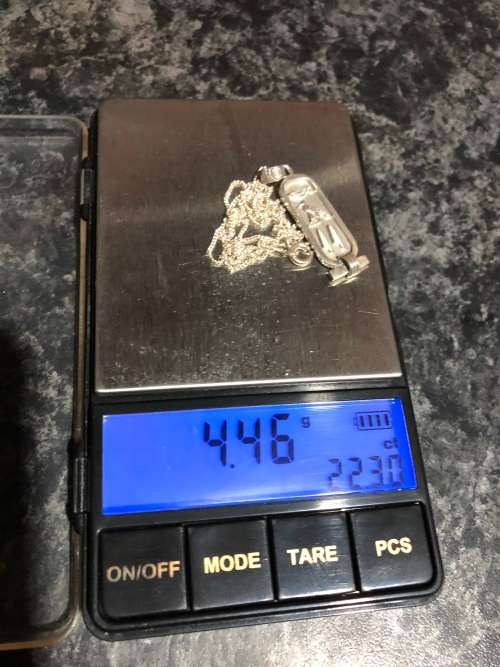 ABSOLUTELY STUNNING STERLING SILVER HALL MARKED CHAIN AND CARTOUCHE PENDANT CLEARLY MARKED - 4.46 g