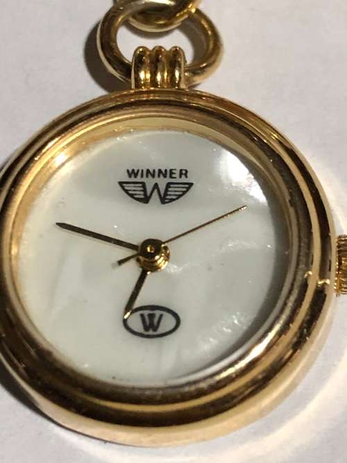 BEAUTIFUL GOLD PLATED FASHION JEWELRY BROOCH WITH A FULL WORKING PENDANT WATCH - NEW BATTERY FITTED