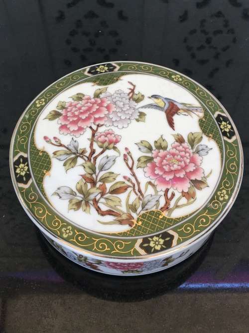 A Beautiful Japanese Imari Lidded Dish Green & Pink Peoni & Bird Design