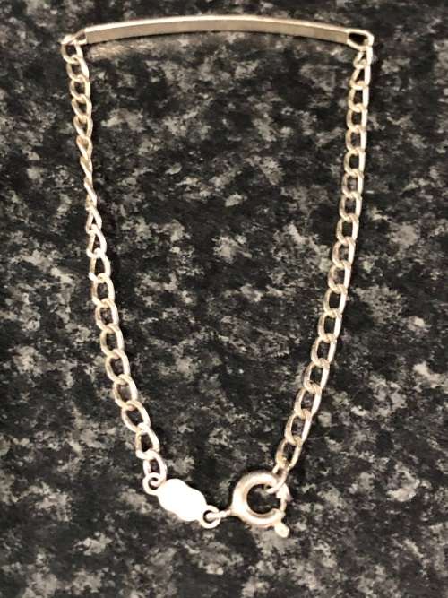 BEAUTIFUL ITALIAN "UNO-AERRE" STERLING SILVER HALL MARKED ID BRACELET - IN MINT CONDITION - 2.4 g
