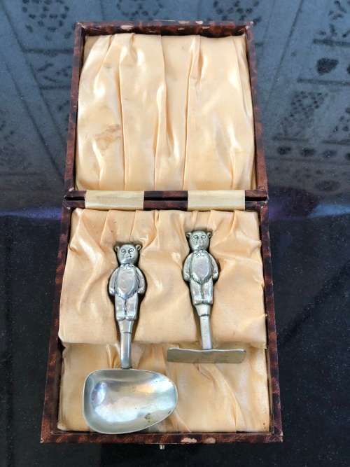 GORGEOUS BOXED SET OF BABY FEEDING SPOON AND PUSHER MARKED BCM / PRIAUR EPNS - 1920's