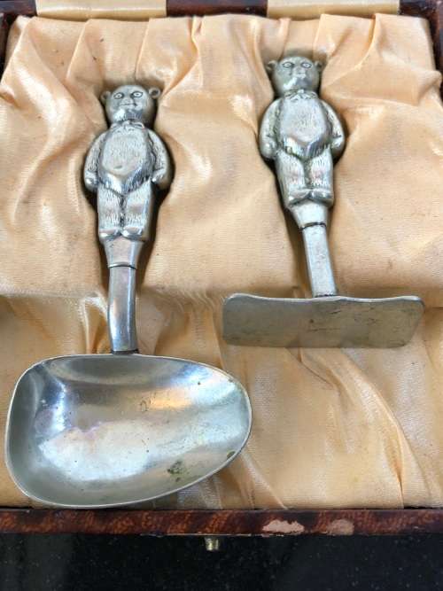 GORGEOUS BOXED SET OF BABY FEEDING SPOON AND PUSHER MARKED BCM / PRIAUR EPNS - 1920's