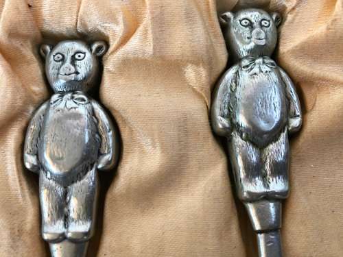 GORGEOUS BOXED SET OF BABY FEEDING SPOON AND PUSHER MARKED BCM / PRIAUR EPNS - 1920's