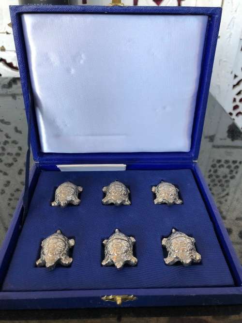 GLAMOROUS BOXED SET OF 6 METAL TORTOISE NAME PLACE TAGS - IN EXCELLENT CONDITION