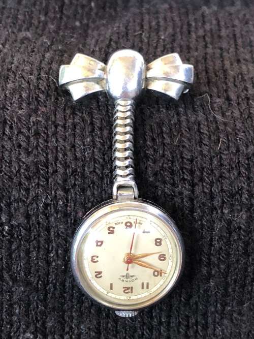 STUNNING VINTAGE MECHANICAL WIND UP ROTARY NURSES BROOCH WATCH IN FULL WORKING ORDER