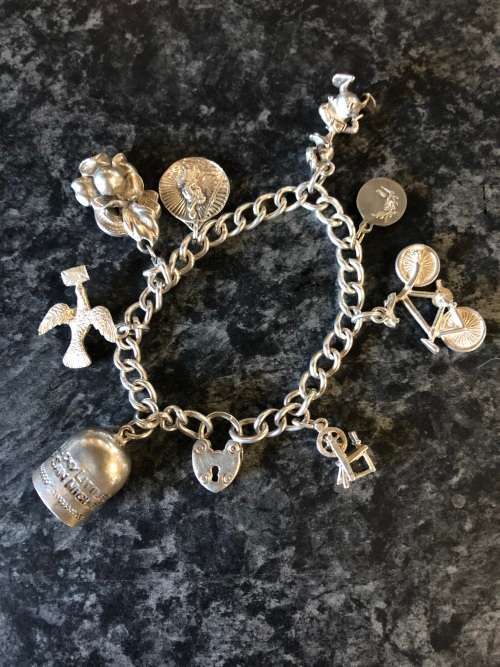 WOW !!! STUNNING VINTAGE STERLING SILVER CHARM BRACELET WITH 8 CHARMS AND HEART LOCKET CLASP 33.67g