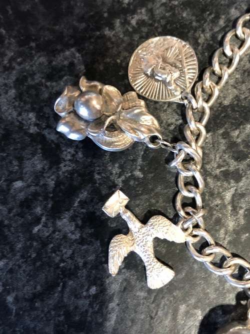 WOW !!! STUNNING VINTAGE STERLING SILVER CHARM BRACELET WITH 8 CHARMS AND HEART LOCKET CLASP 33.67g