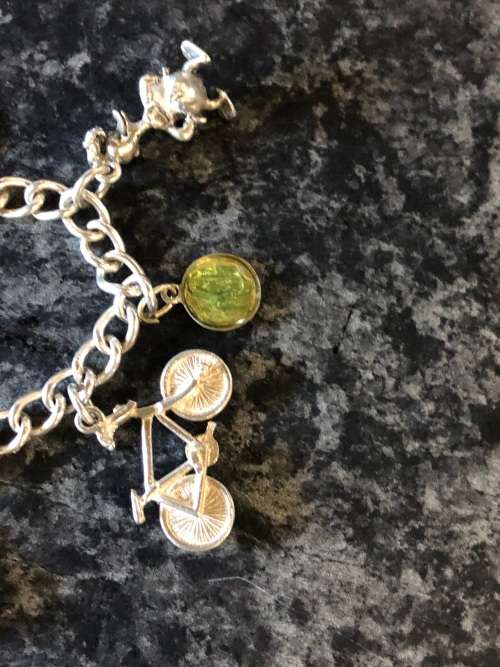 WOW !!! STUNNING VINTAGE STERLING SILVER CHARM BRACELET WITH 8 CHARMS AND HEART LOCKET CLASP 33.67g