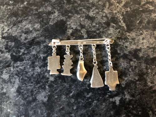 WOW !!! STUNNING VINTAGE STERLING SILVER CHARM BROOCH WITH 5 CHARMS - CLEARLY MARKED - 9.52g
