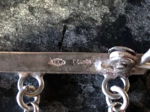 WOW !!! STUNNING VINTAGE STERLING SILVER CHARM BROOCH WITH 5 CHARMS - CLEARLY MARKED - 9.52g