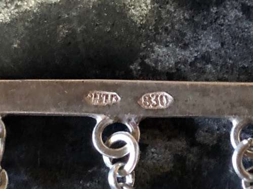 WOW !!! STUNNING VINTAGE STERLING SILVER CHARM BROOCH WITH 5 CHARMS - CLEARLY MARKED - 9.52g
