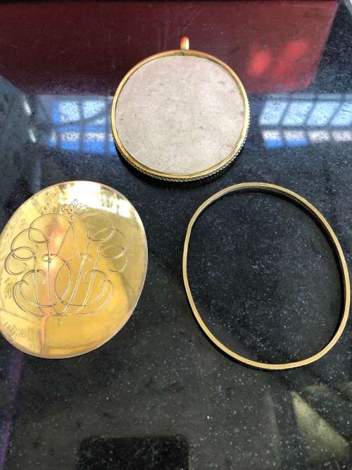 AMAZING FIND - LARGE GEORGIAN GLAZED AND GILDED ENGRAVED HANGING TRAVELLING PHOTO FRAME