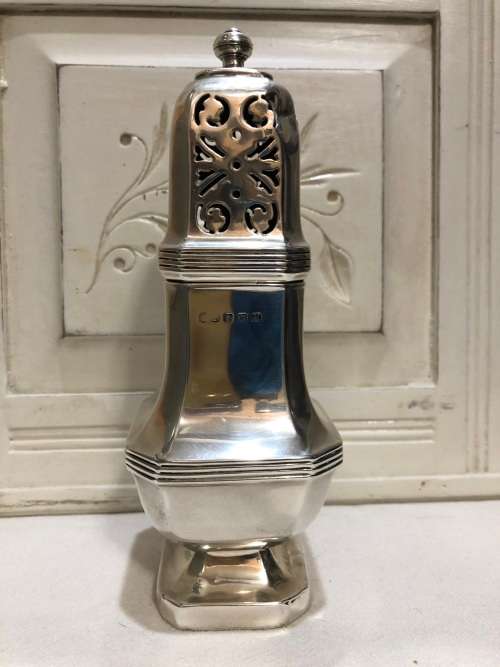 WILLIAM SUCKLING STERLING SILVER CASTOR - CLEARLY HALLMARKED AND DATED TO 1935 - 149.47g