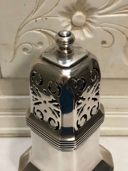 WILLIAM SUCKLING STERLING SILVER CASTOR - CLEARLY HALLMARKED AND DATED TO 1935 - 149.47g