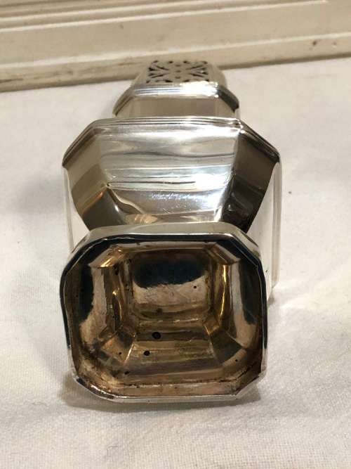 WILLIAM SUCKLING STERLING SILVER CASTOR - CLEARLY HALLMARKED AND DATED TO 1935 - 149.47g