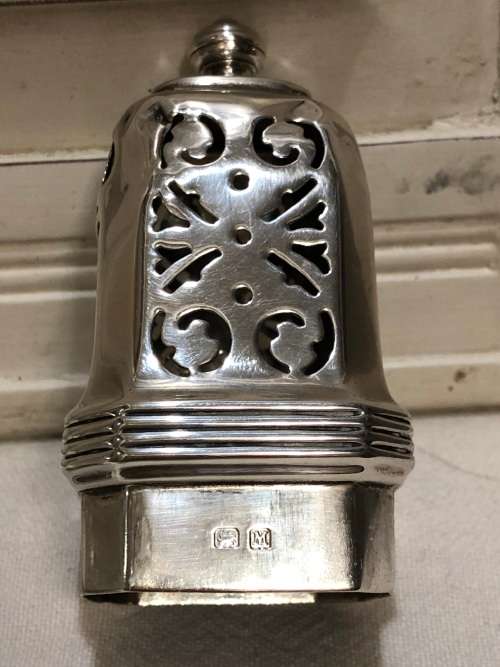 WILLIAM SUCKLING STERLING SILVER CASTOR - CLEARLY HALLMARKED AND DATED TO 1935 - 149.47g