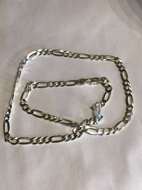WOW !!! BEAUTIFUL ITALIAN STERLING SILVER FIGARO CHAIN WITH A LOBSTER CLASP - 555mm LONG - 17.9g