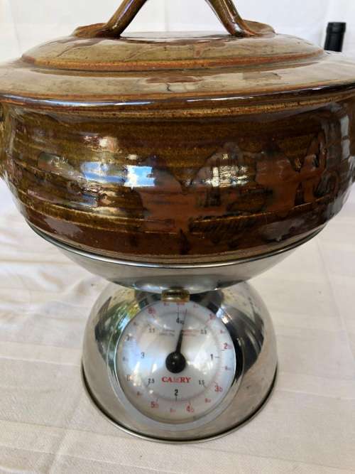 TIM MORRIS (SA 1941-1990) STUNNING LARGE HEAVY TWIN HANDLED LIDDED CASSEROLE DISH - CLEARLY MARKED