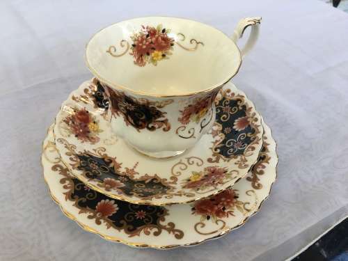 Rare Disc- c 1960s Royal Albert Bone China England `HERITAGE` Imari Style Trio Montrose Footed Cup
